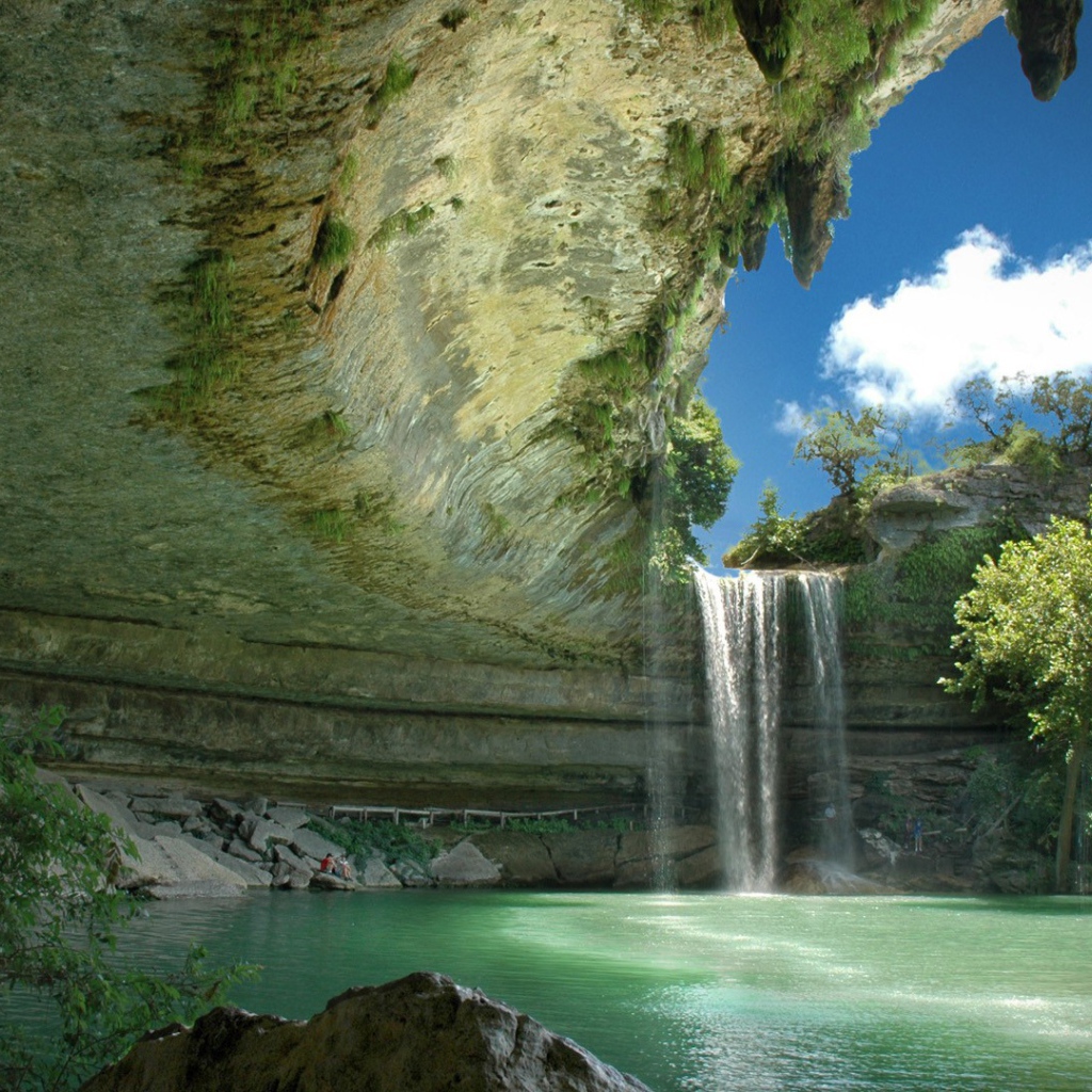 Водопад и озеро под каменным козырьком