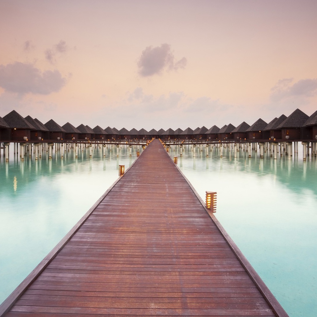 Деревянная дорожка к домикам для туристов