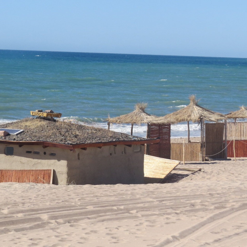 Пляжные домики из тростника