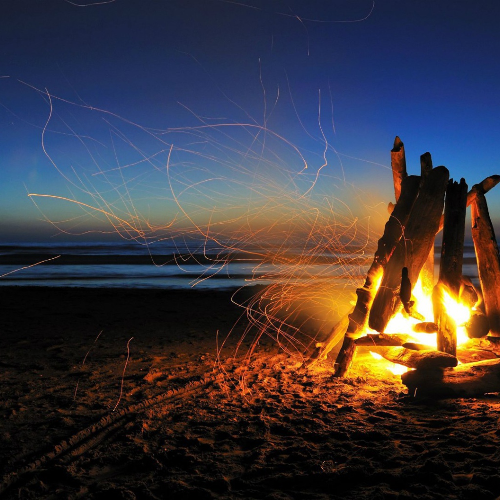 Костер на песке на берегу моря