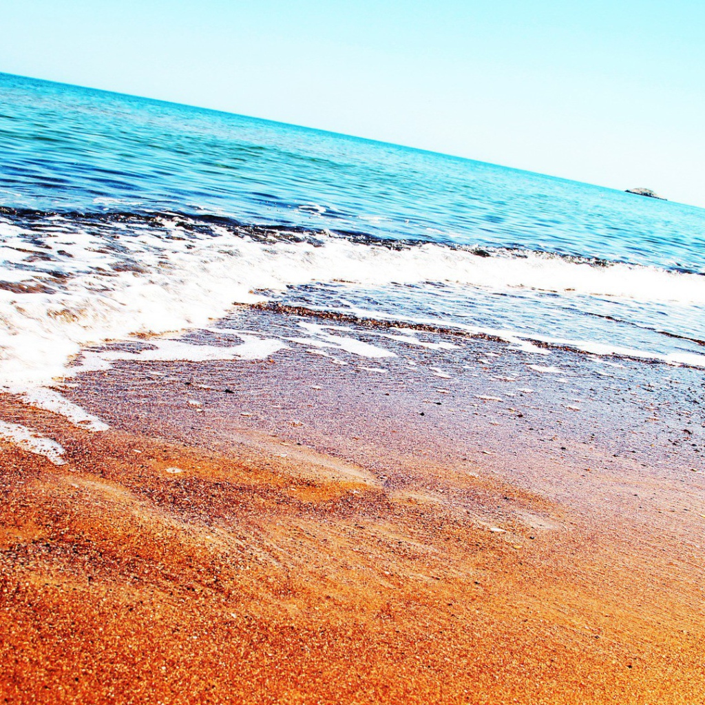 Спокойное голубое море и песчаный пляж