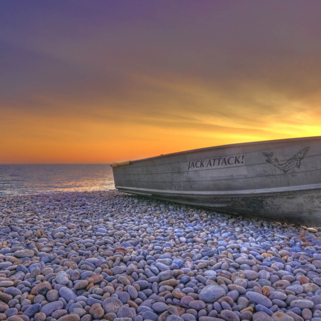 Рыбачья лодка на прибрежной гальке