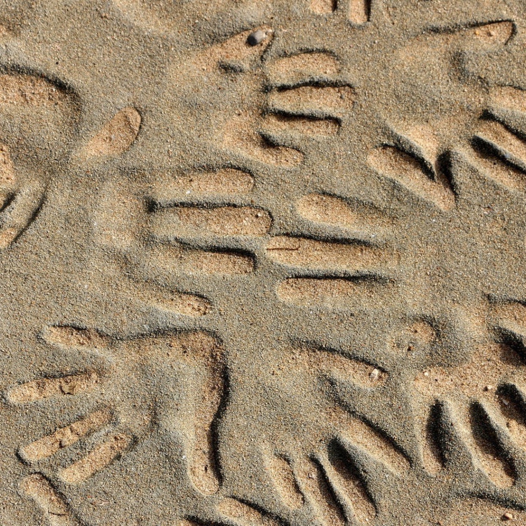 Следы рук на песке