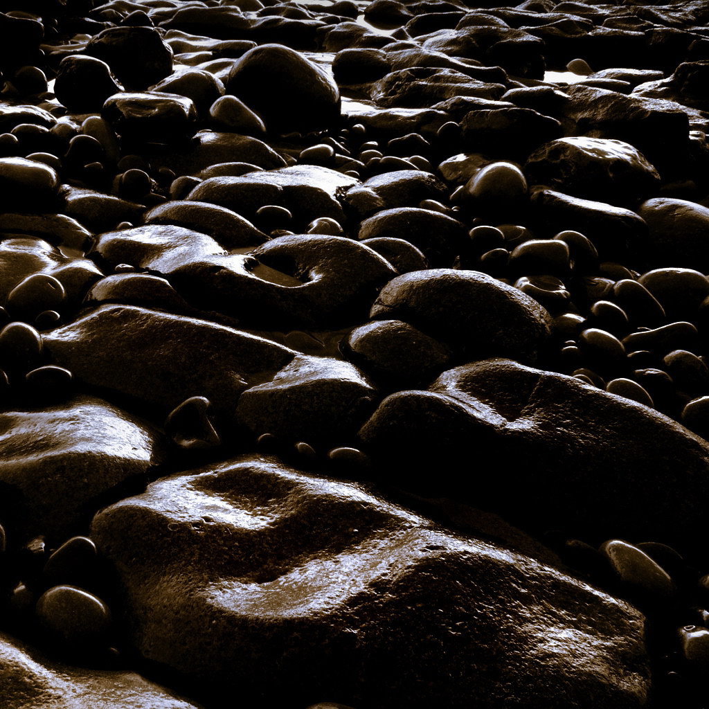 Блестящие коричневые камни