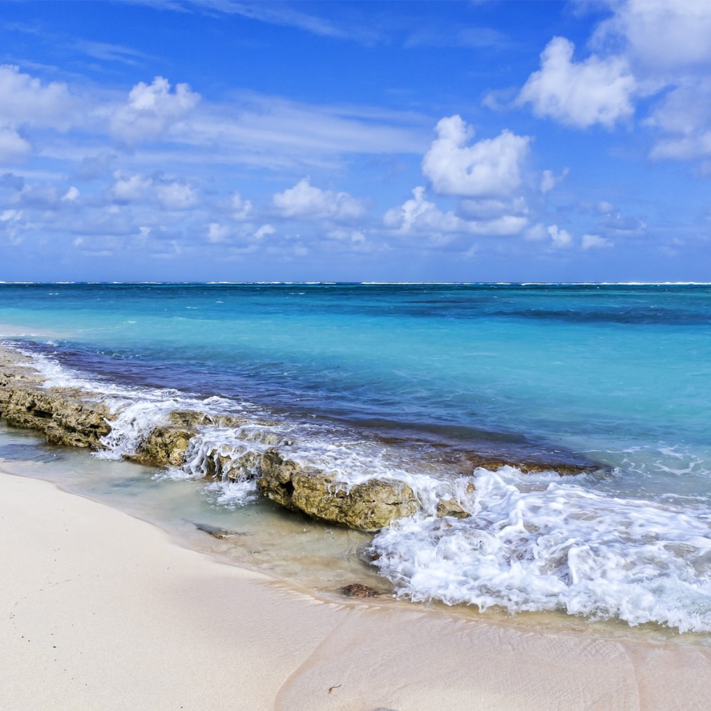 Каменная гряда между морем и пляжем