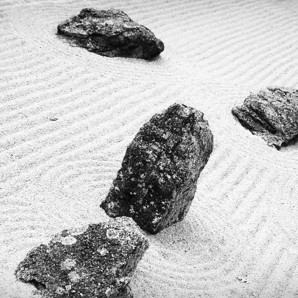 Камни на чистом пляже
