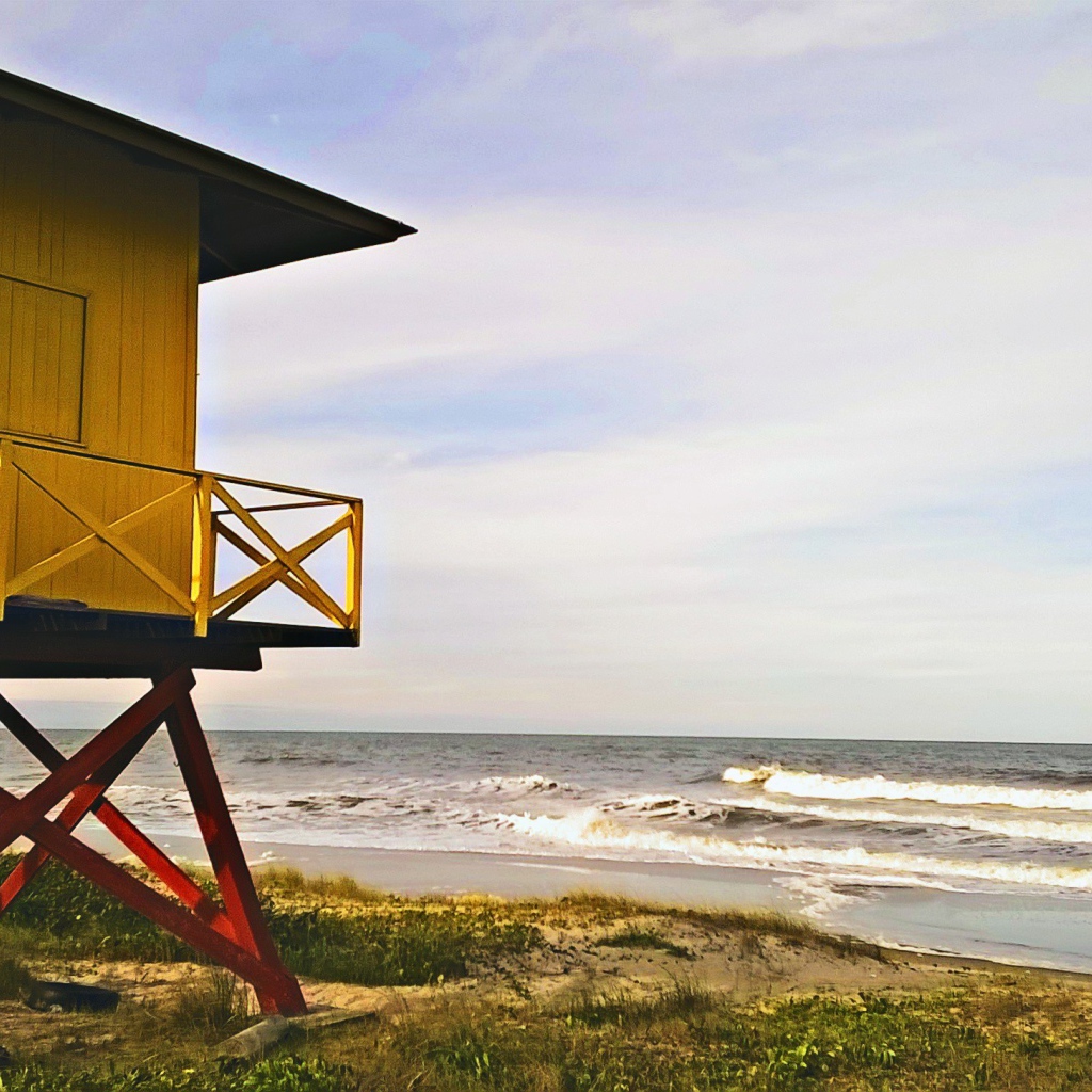 Желтая будка смотрителя пляжа