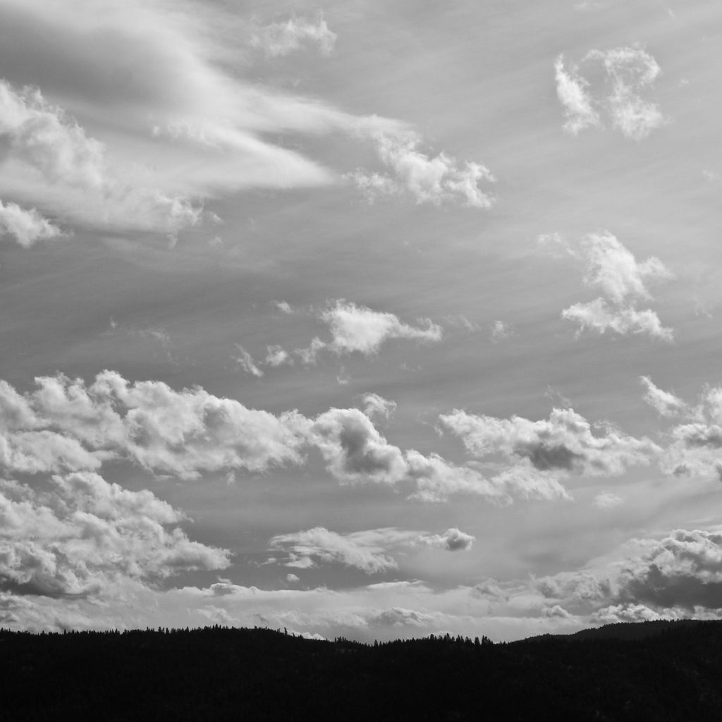 Черно-белое фото облаков