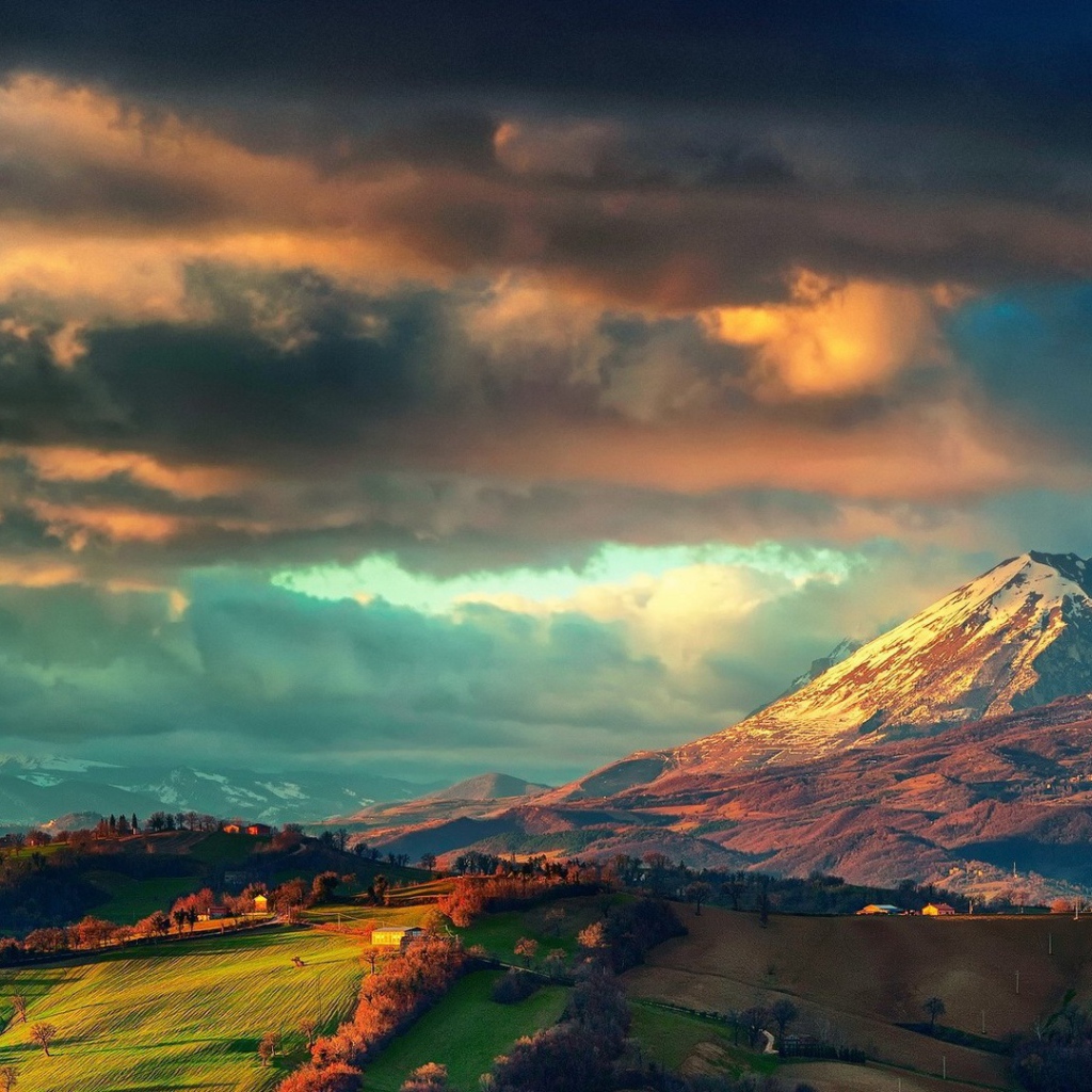 Кучевые облака над сельской местностью среди гор