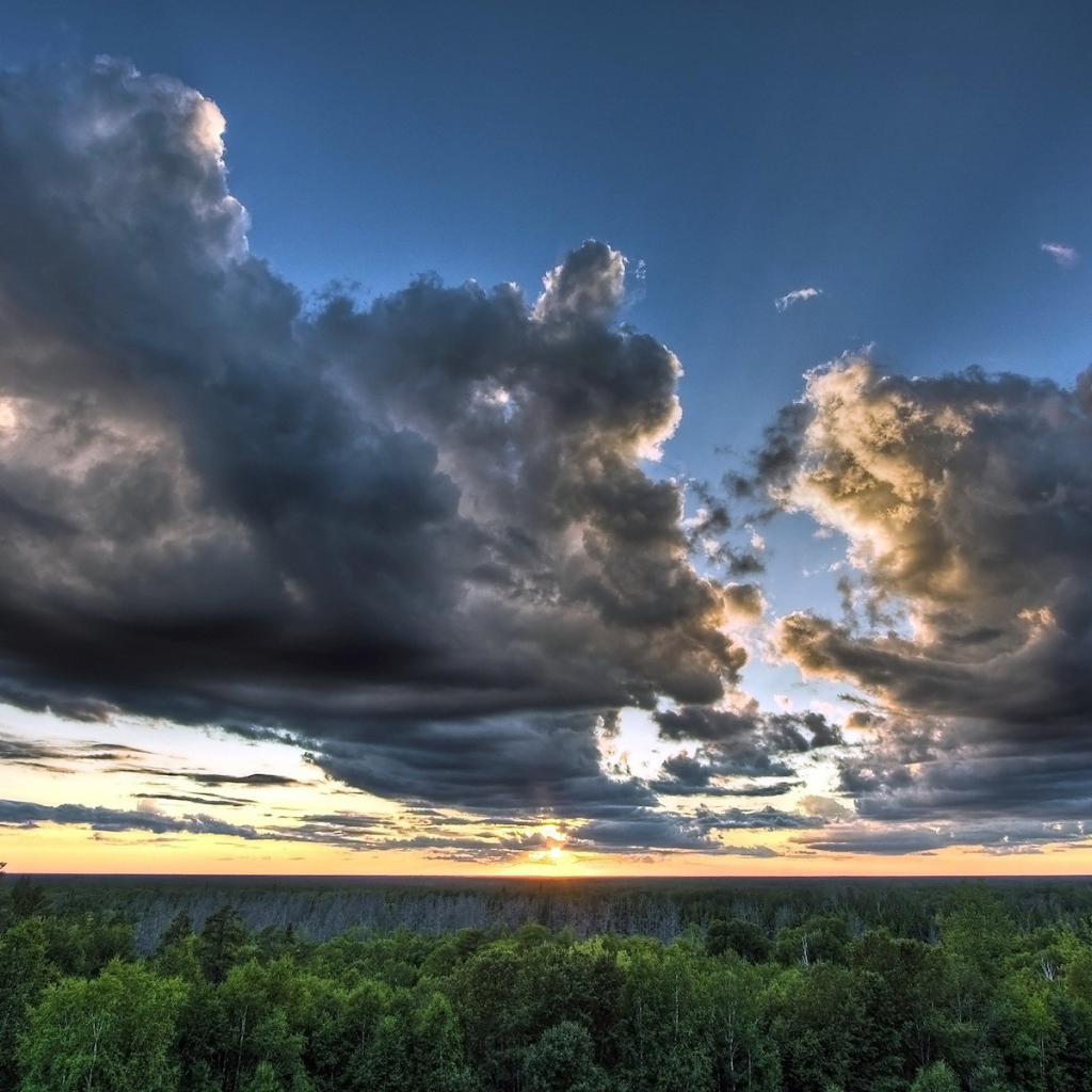 Темные облака на закате