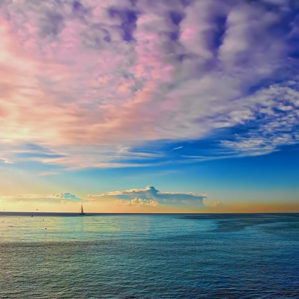 Нежные розовые облака над заливом