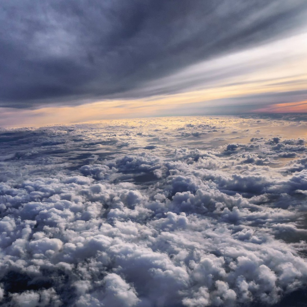 Полет над облаками на закате