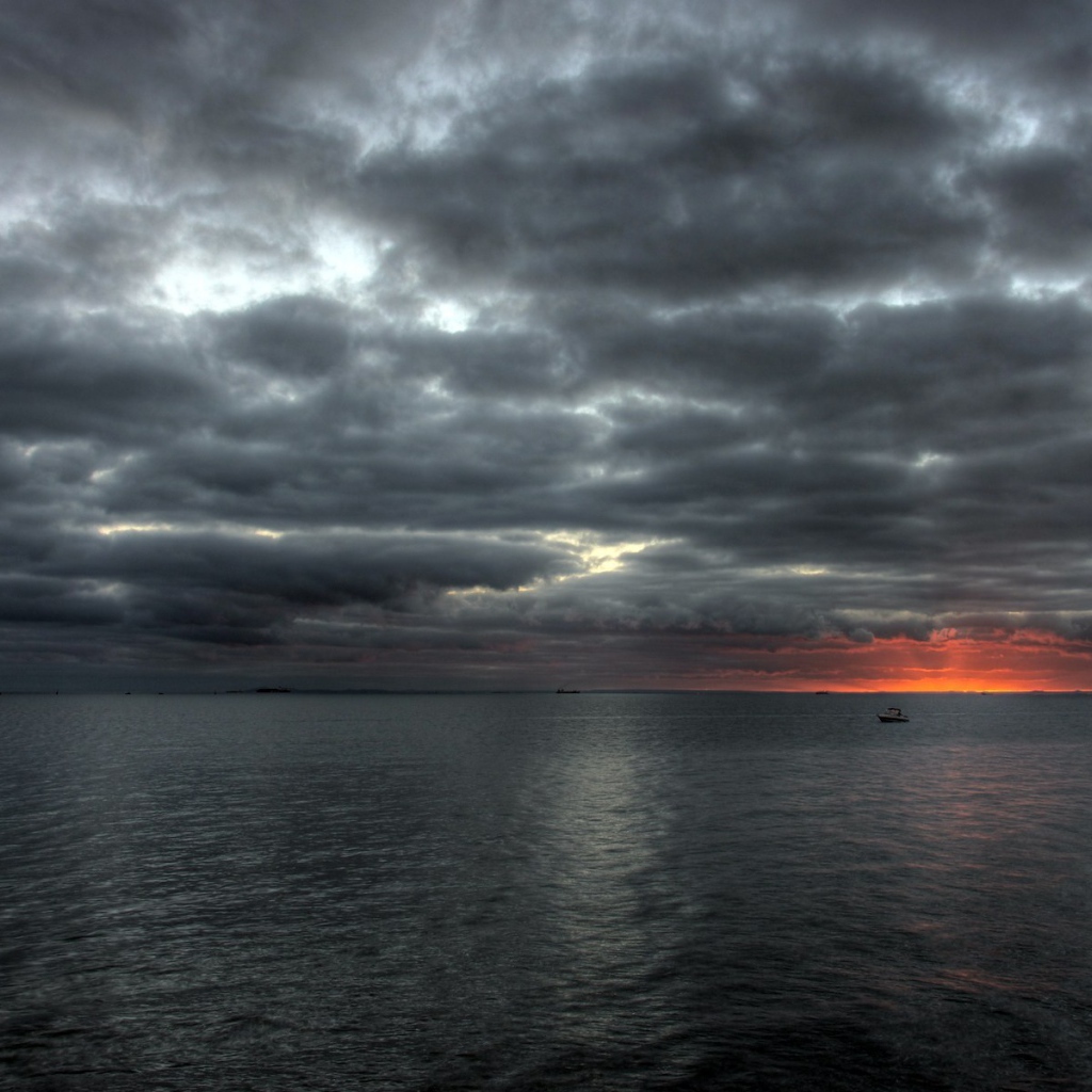 Свинцовые облака над морем