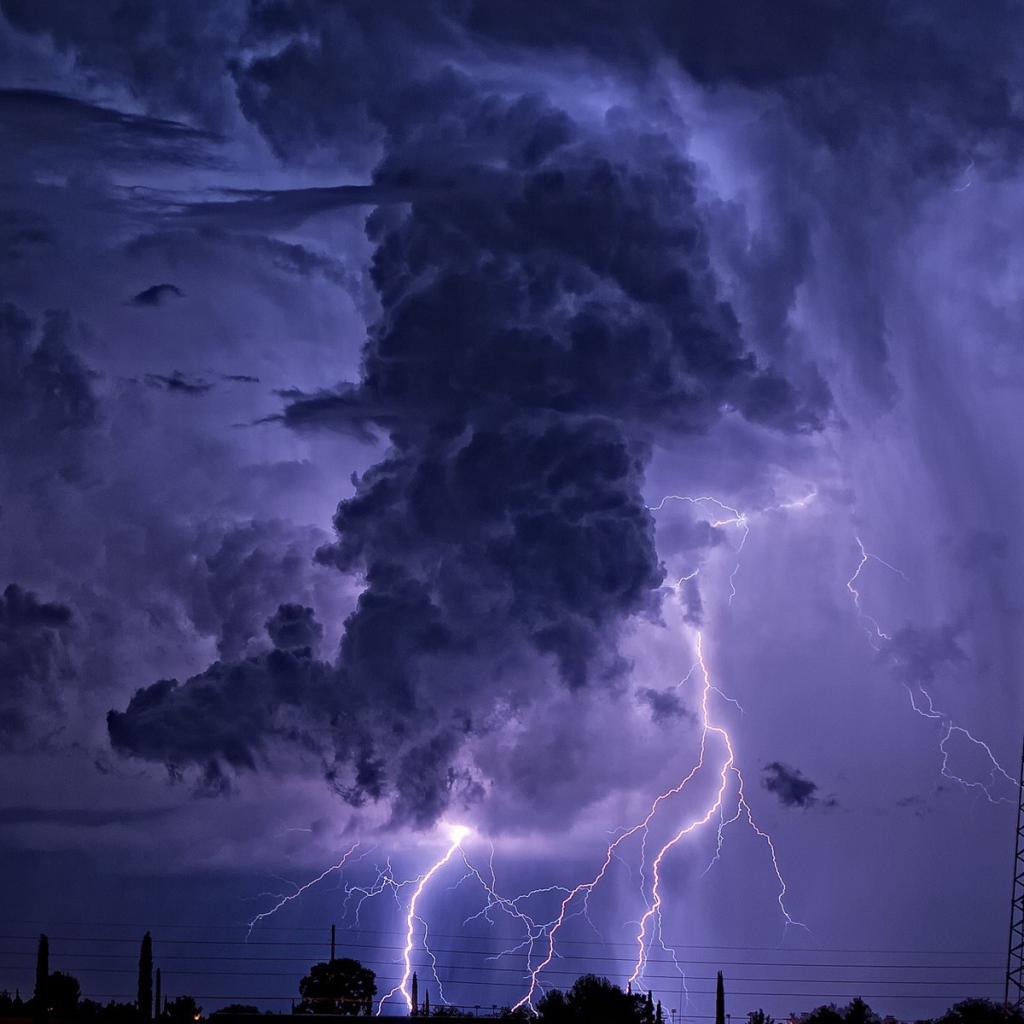 Молнии бьют из облака похожего на цилиндр