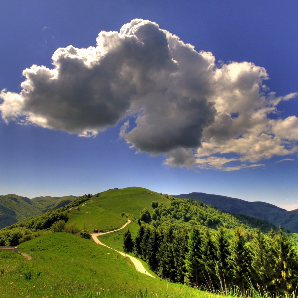 Одинокое облако над холмом