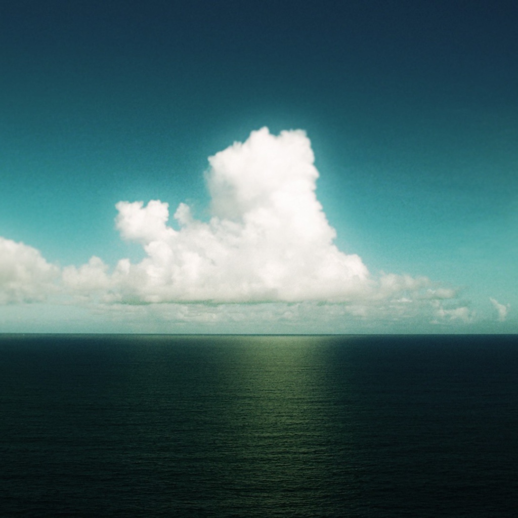 Одинокое облако над морем