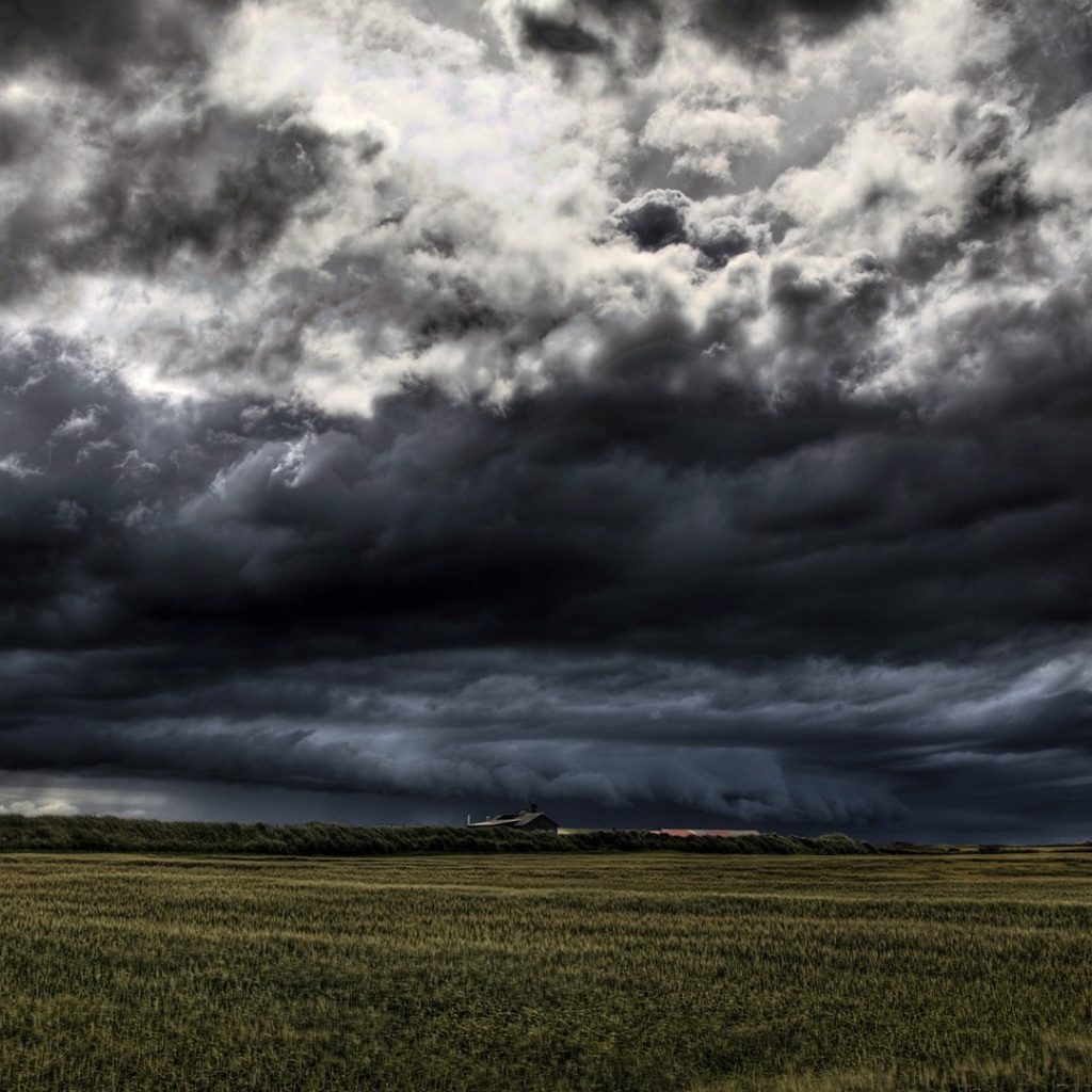 Мощный грозовой вал над фермой