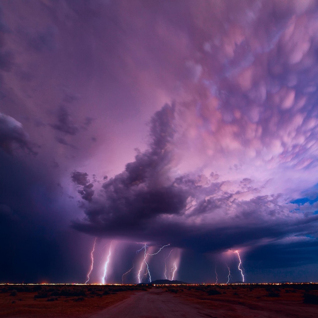 Молнии из сиреневого грозового облака
