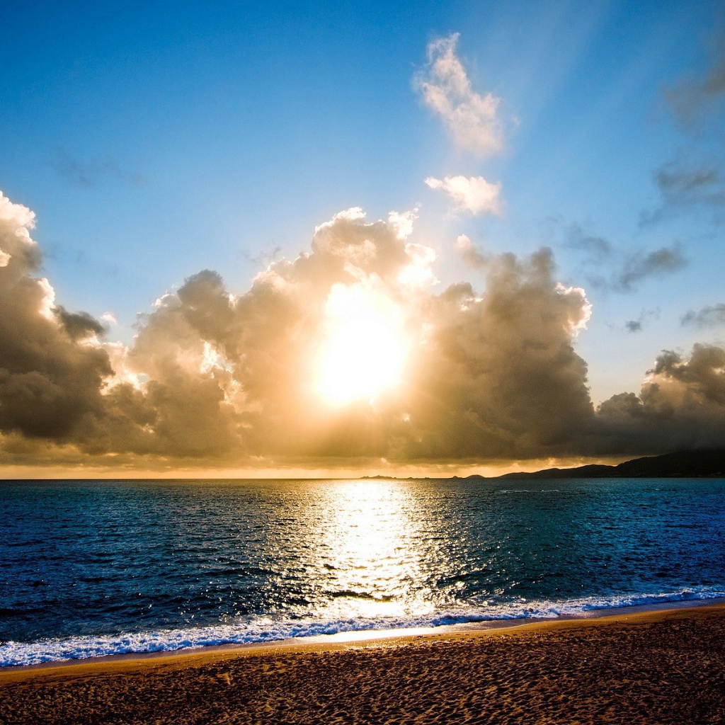 Солнце в пушистых облаках