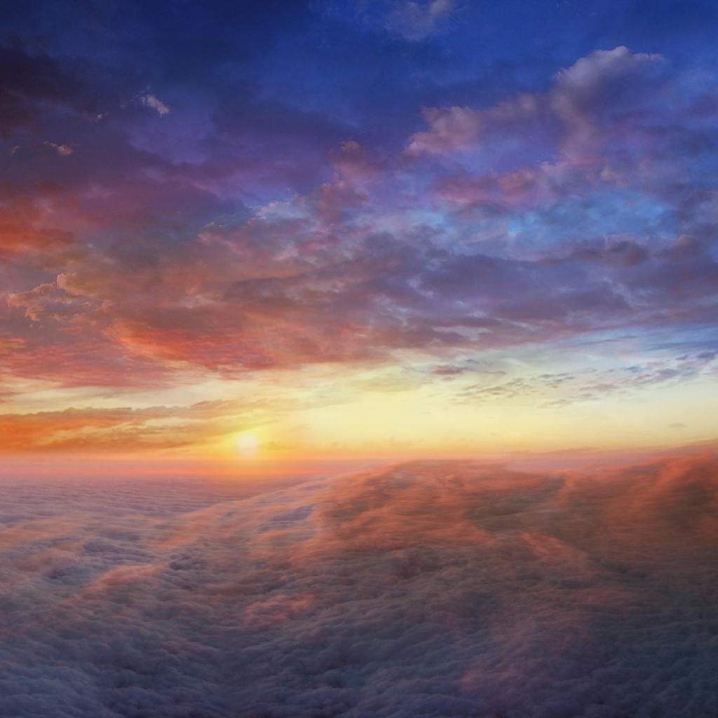 Закат над густыми облаками