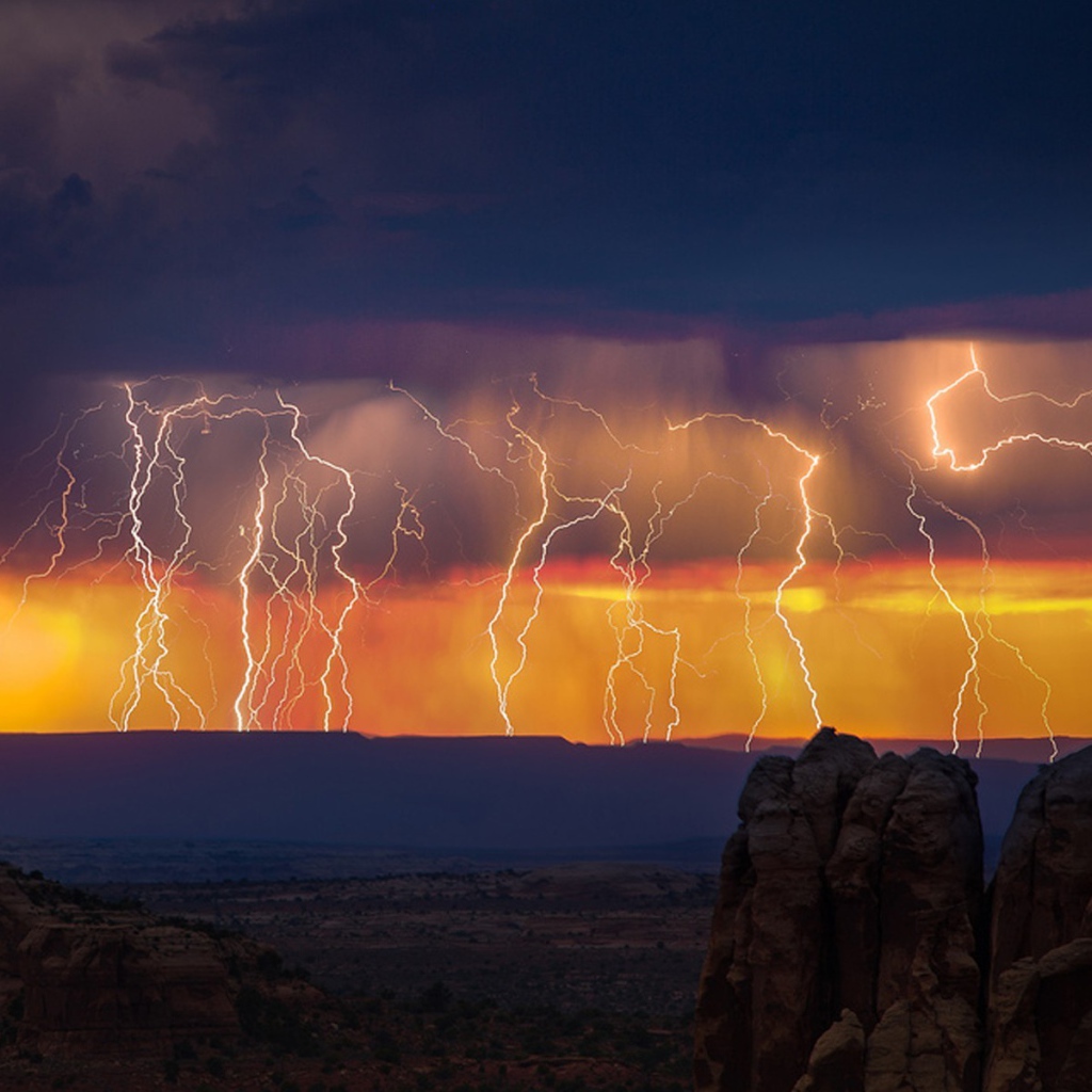 Гроза и молнии после заката