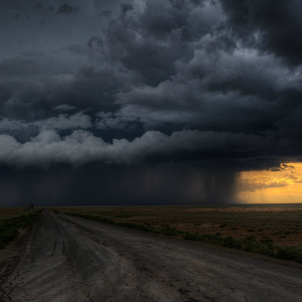 Грозовая туча над фермерским полем