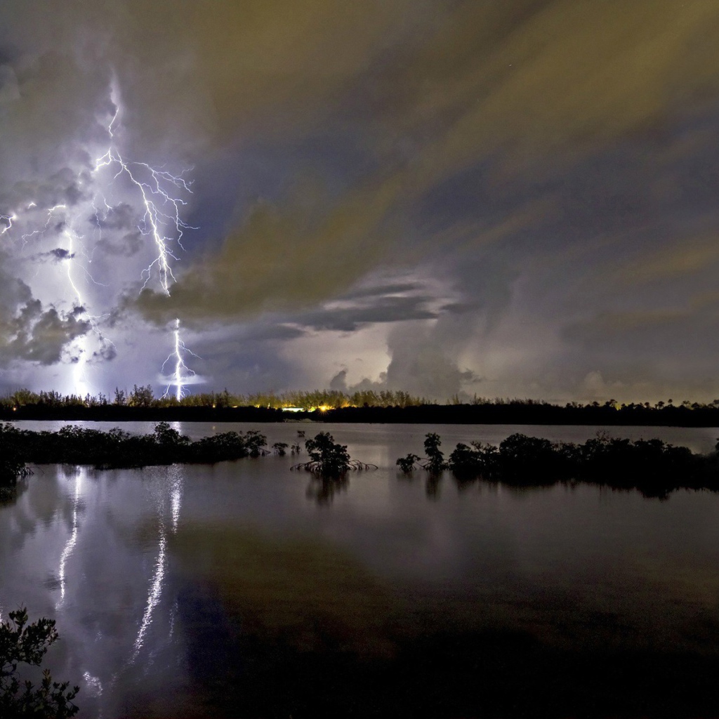 Молнии грозы отражаются в озере