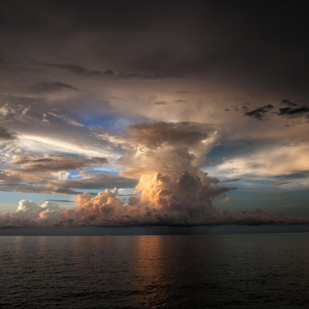 Над морем формируется торнадо