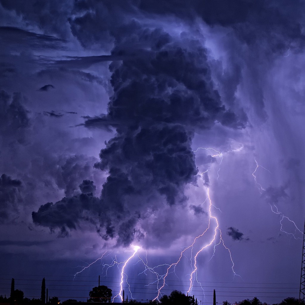 Необычная сильная гроза