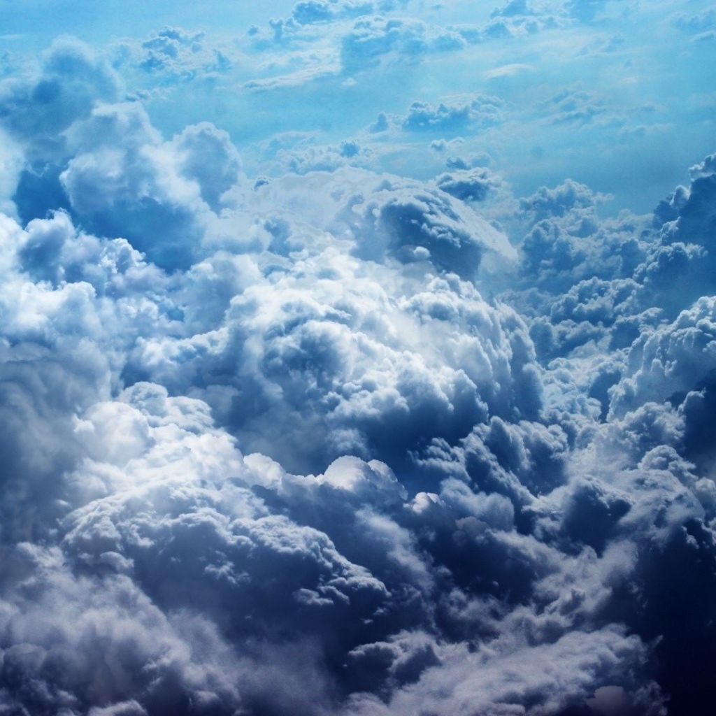 Вид на голубые кучевые облака