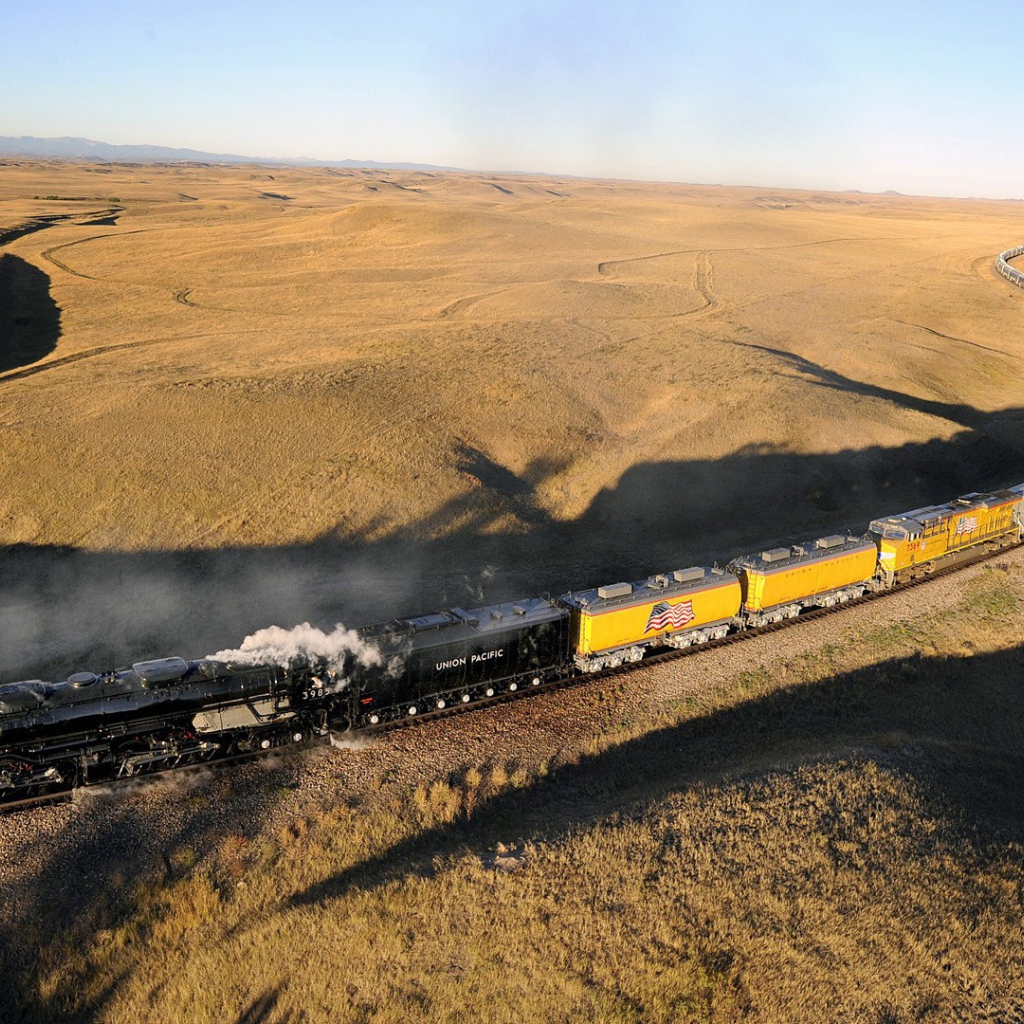 Поезд на железной дороге в пустыне