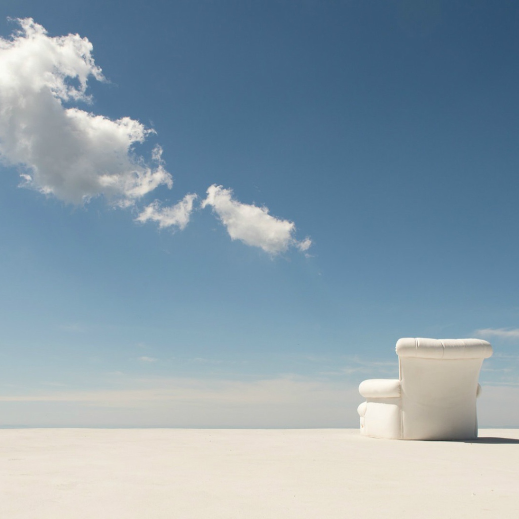 Кресло на белом песке пустыни