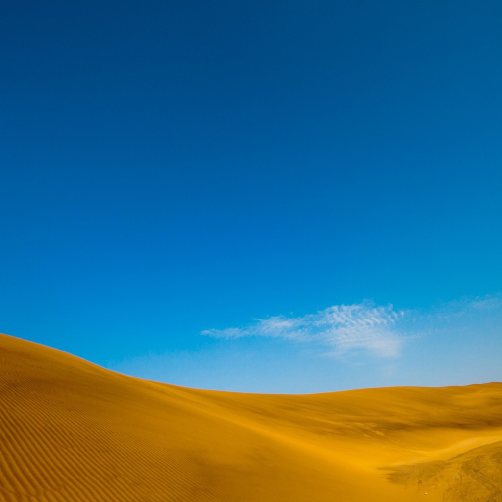 Голубое небо над желтым песком пустыни
