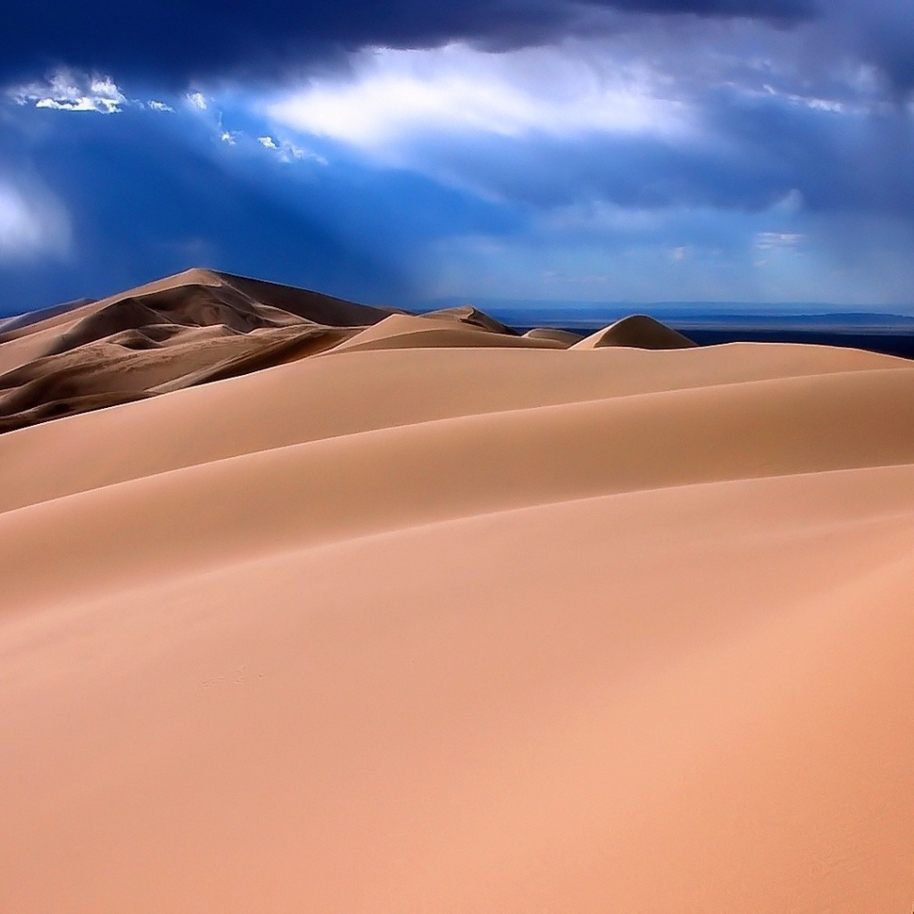 Барханы скрываются в синей дымке