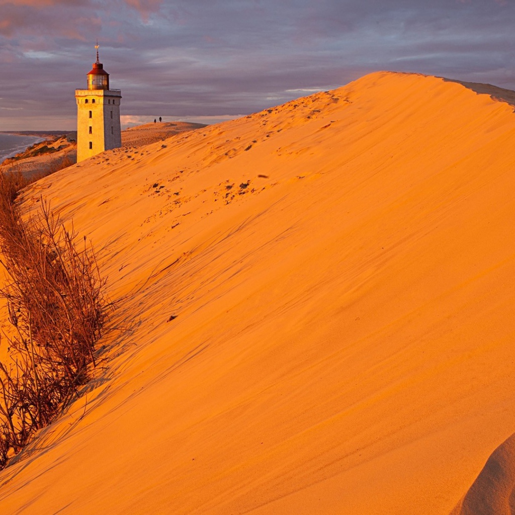 Маяк на границе пустыни и моря