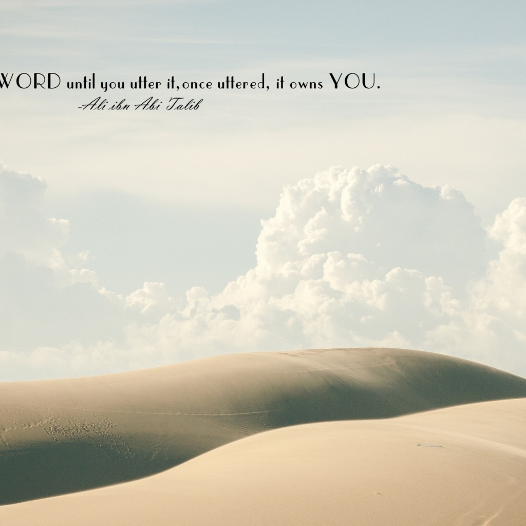 Надпись на фоне облаков и пустыни