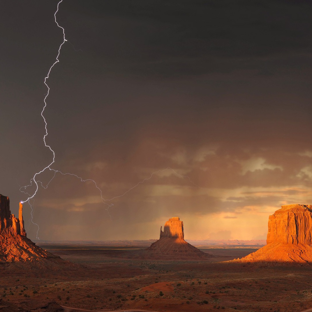 Гроза и молнии в пустыне
