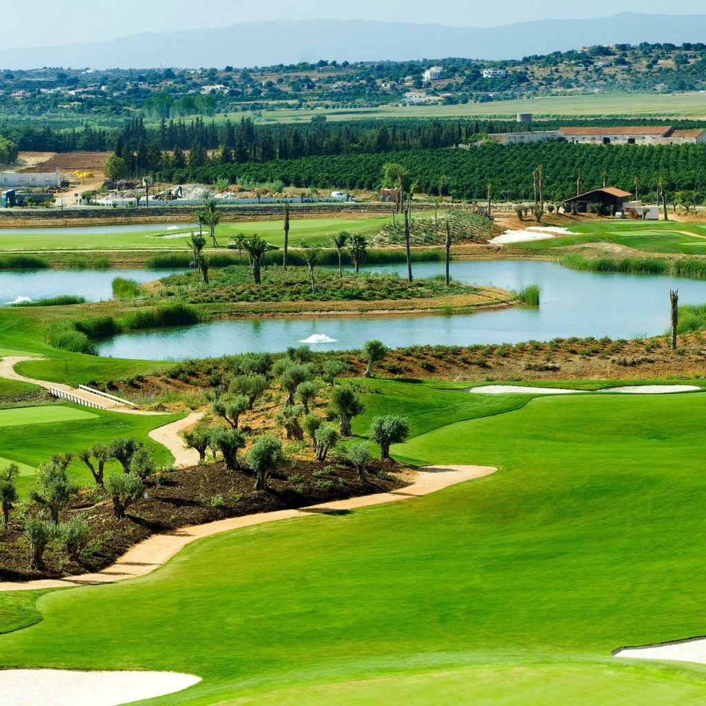 Роскошное поле в загородном гольф клубе
