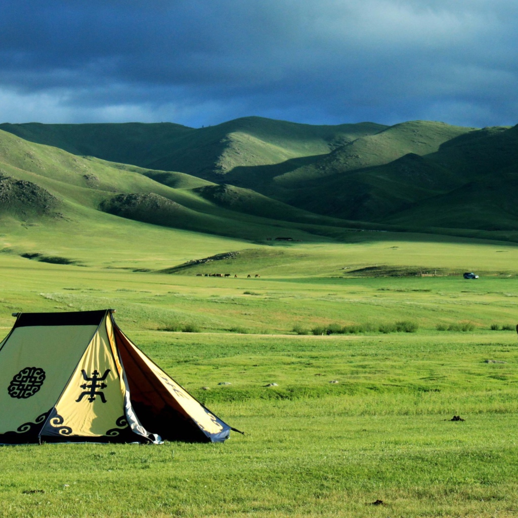 Шатер кочевников в поле