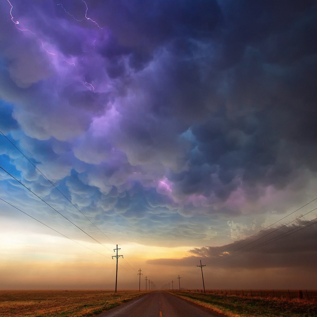 Сильная гроза над полями