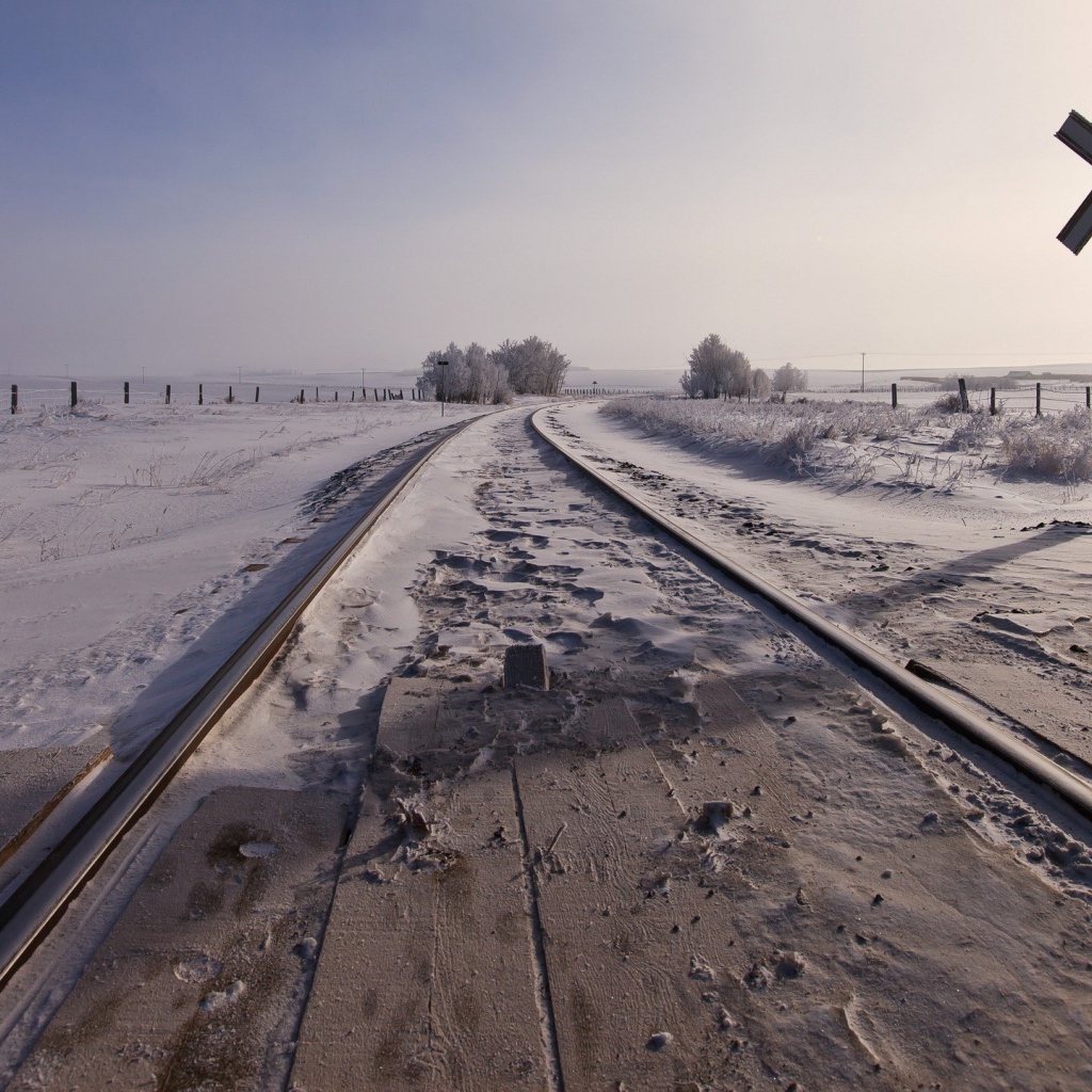 Железная дорога в поле зимой