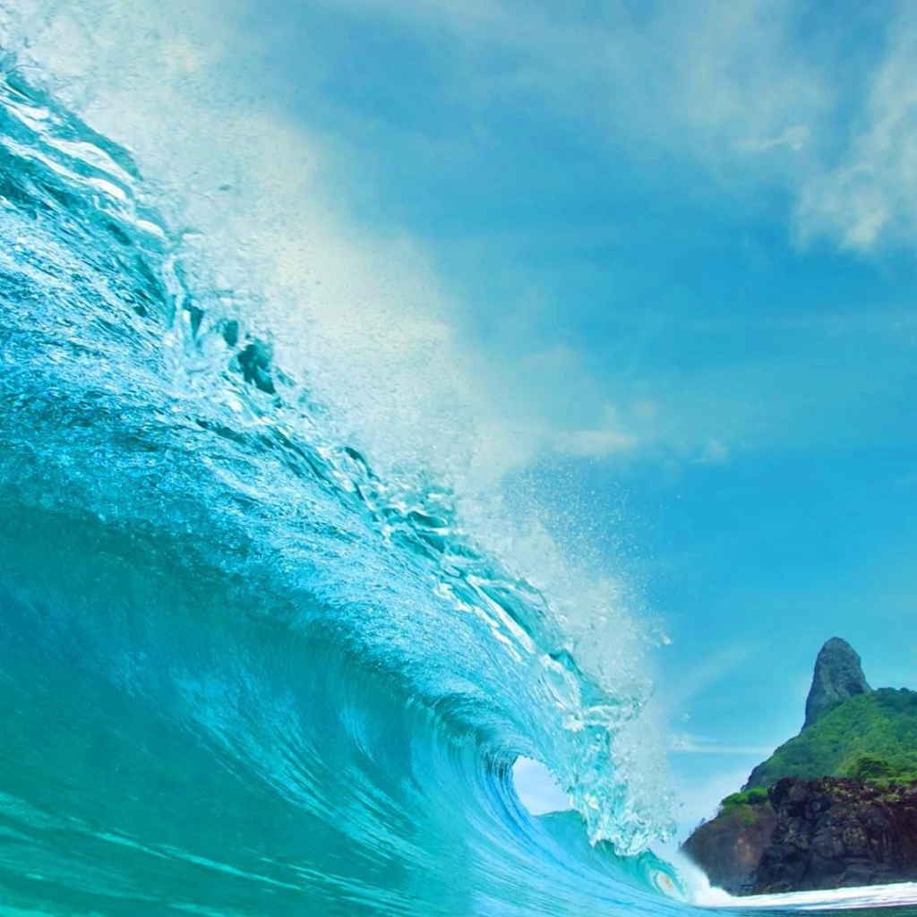 Голубая волна на фоне острова