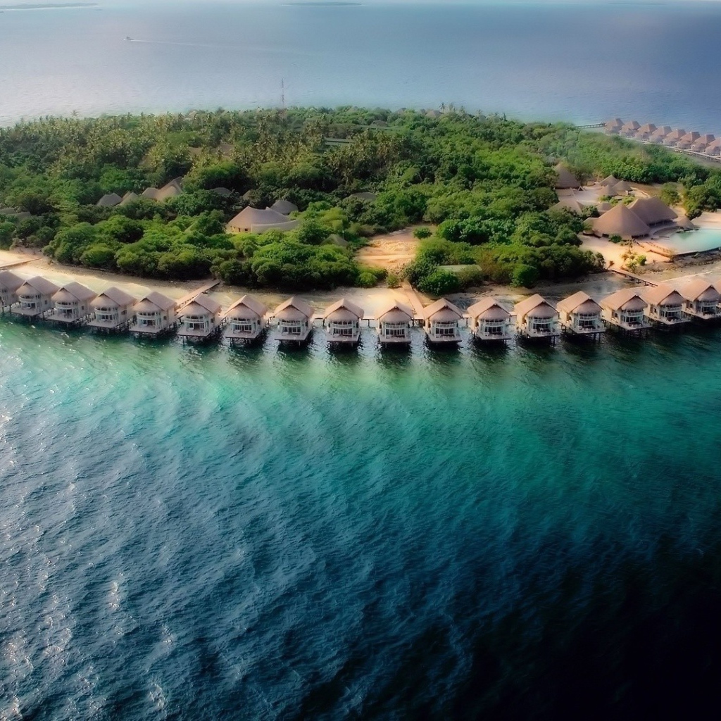 Домики вокруг острова в океане