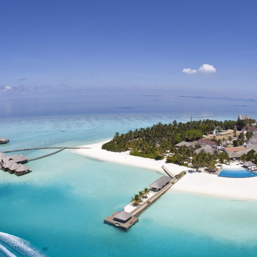 Остров с белым пляжем посреди океана