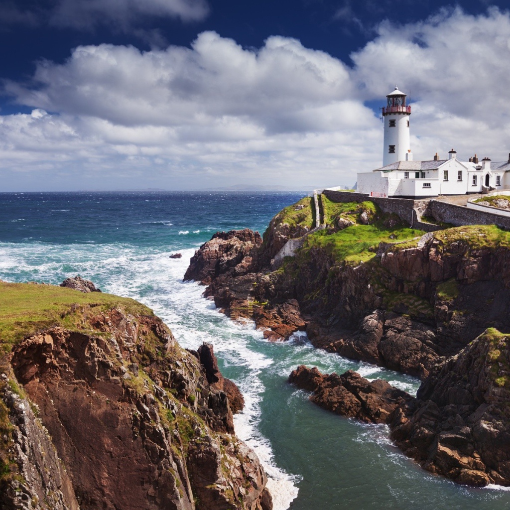 Маяк на острове у берега