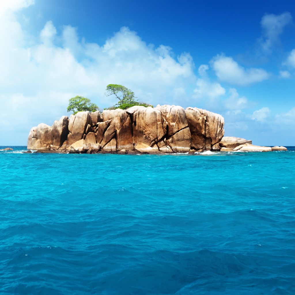 Скалистый остров в океане