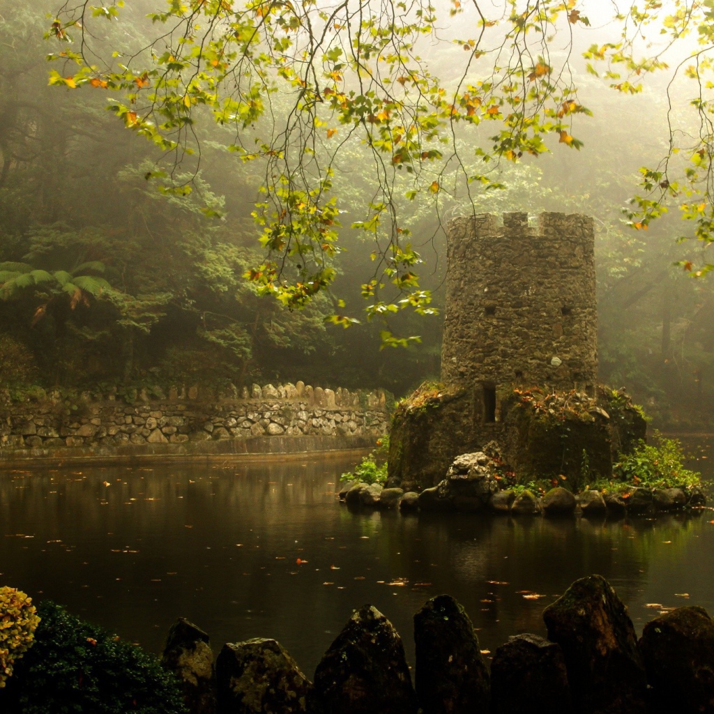 Каменная башенка на острове