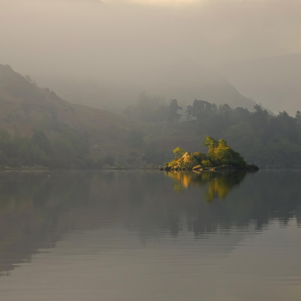 Остров на туманном озере