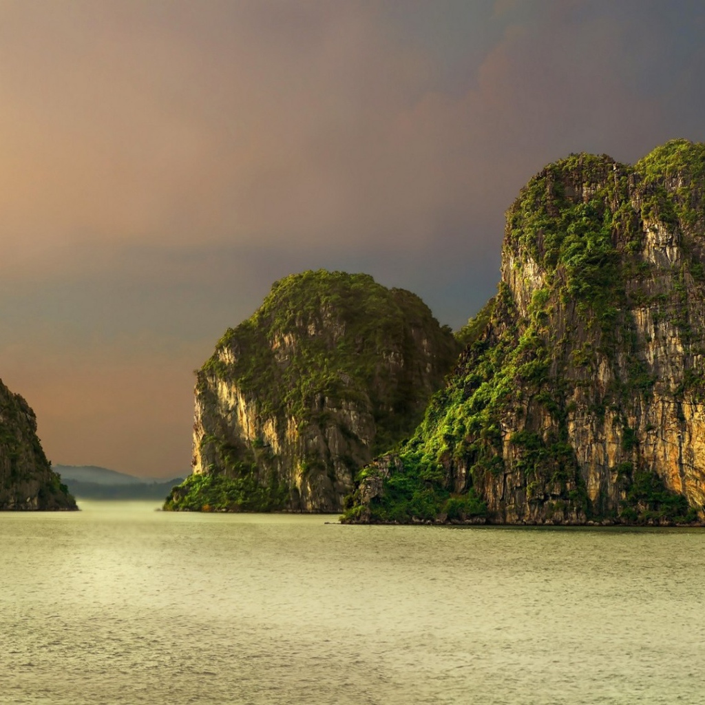 Острова скалы в тропическом море