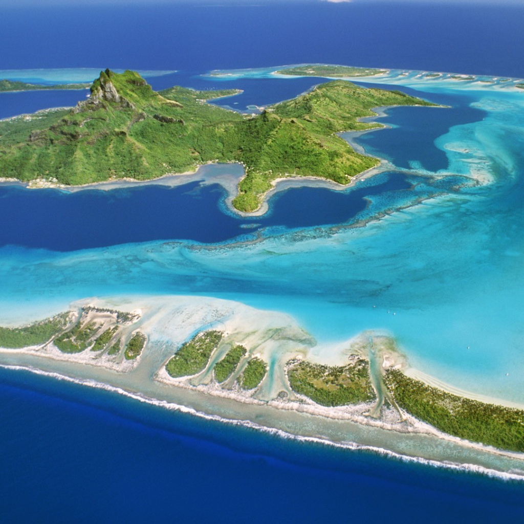 Рифы вокруг островка в океане